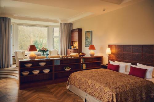 ein Hotelzimmer mit einem Bett und einem Fenster in der Unterkunft Hotel Hohenhaus in Herleshausen
