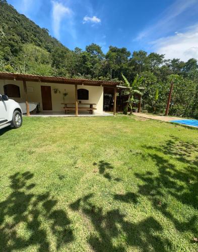 a house with a large yard in front of it at Chácara nosso pedacinho do céu in Domingos Martins