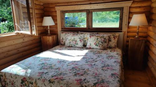 a bedroom with a bed in a log cabin at Das Heide Blockhaus in Handeloh