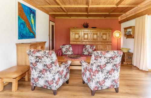 a living room with a couch and two chairs at Fischerhaus am Moosbach mit Sauna in Mietenkam