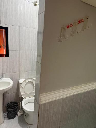 a bathroom with a toilet and a sink at Hotel tenda 2 in Guarulhos