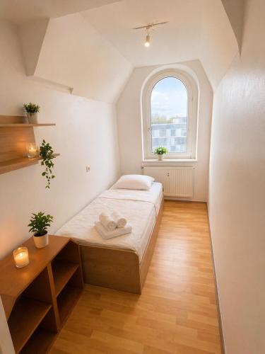 a small bedroom with a bed and a window at Gelsenkirchen Am Flöz in Gelsenkirchen