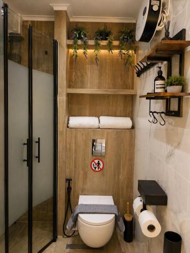 a bathroom with a toilet in a room at Evanthia's House in Arianá