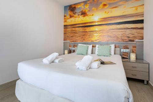 Marbella Sunshine - First Line Beach & Terrace by Rent Me