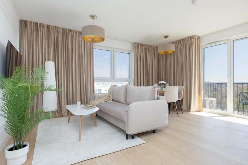 Air-conditioned Apartment with Parking and Balcony by Noclegi Renters