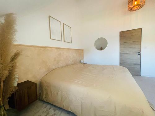 a bedroom with a large bed in a room at Gîte grand confort 15 personnes - Le Domaine - Wimereux in Wimereux