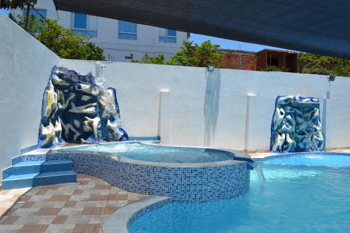 בריכת השחייה שנמצאת ב-Hotel la Colina או באזור