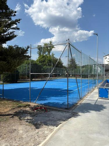 a tennis court with a net on a tennis court at Casa Rural Picón con jardín y piscina privada in Ocero