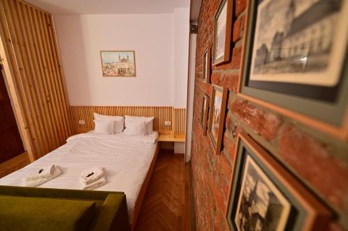 a small room with a bed with towels on it at FLH - Hömvert in Sibiu