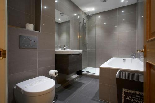 York's Grape Lane Apartments - Middle Floor photo 4