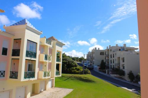 Mar à Vista - Sea View Apartment 10min Walk to the Beach with Balcony & Parking