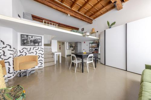 Loft 10 min Walking Distance to Duomo