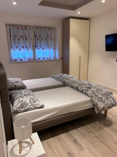 two beds in a room with blue lights at Casa Edoardo in Cavedine