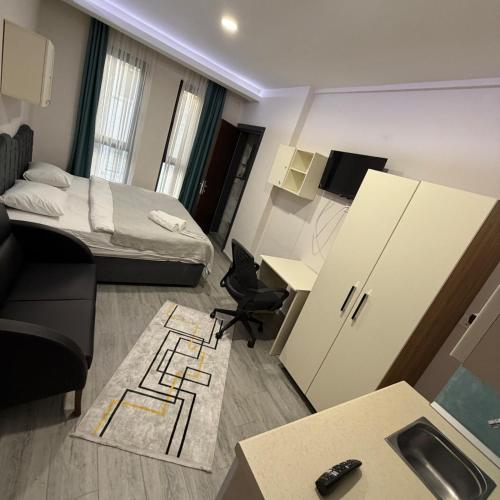 a small hotel room with a bed and a desk at İtil Deluxe Eskişehir in Eskisehir