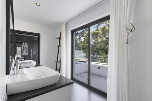 3320 Villa Karma