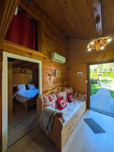 Un pat sau paturi într-o cameră la Camping L'imprévu