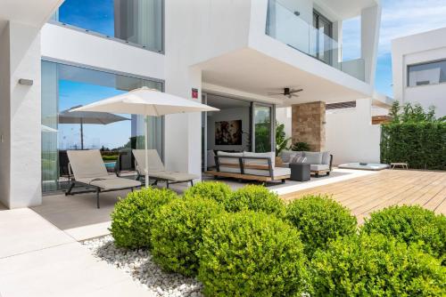 3301 Villa Mariposa