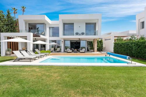 3301 Villa Mariposa