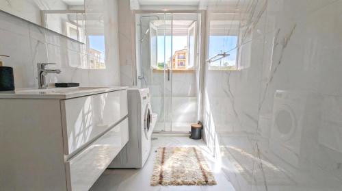 Charming D'Ourique 3-Bedroom Apartment with Private Balcony in Central Campo de Ourique, Lisbon
