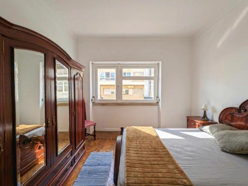 Charming D'Ourique 3-Bedroom Apartment with Private Balcony in Central Campo de Ourique, Lisbon