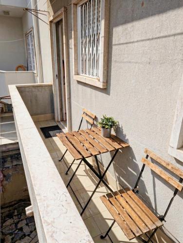 Charming D'Ourique 3-Bedroom Apartment with Private Balcony in Central Campo de Ourique, Lisbon
