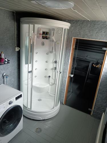 a white shower in a kitchen with a washing machine at Pielinen in Lieksa