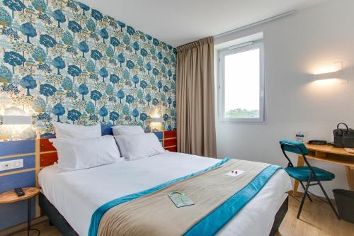 a hotel room with a bed and a desk at Sure Hotel by Best Western Sarlat-la-Canéda in Sarlat-la-Canéda