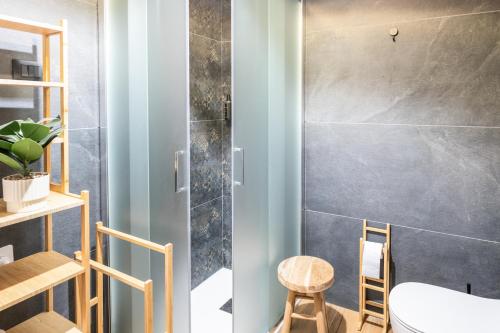 a small bathroom with a shower and a stool at Fioretti Home in San Giorgio Montagna
