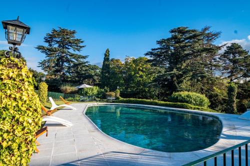 a swimming pool in a yard with a lamp at Posada los Cedros in La Cumbre