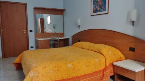 1 dormitorio con 1 cama grande con manta amarilla en Hotel2000 en Milán