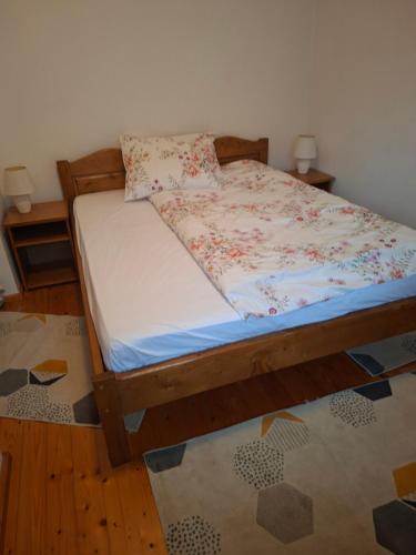 a bed in a room with a bedskirtspectspectspects at Pensiunea Muntele Gaina in Tîrsa