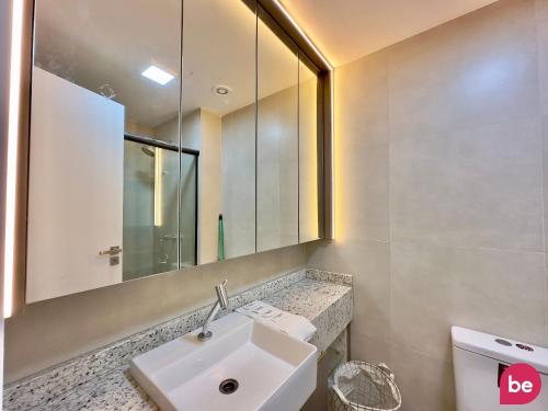a bathroom with a sink and a mirror at Beach Class Meireles in Fortaleza