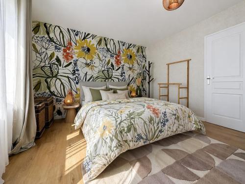 a bedroom with a bed with a floral wallpaper at Appartement Imalia Prestige et Elegance in Bray-Dunes