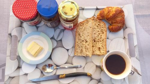 a breakfast of bread and butter and a cup of coffee at Chez Valérie côté Sud in Saint-Jean-du-Gard