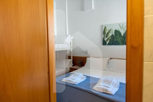 a room with two folded towels on a bed at Affittacamere Il Giardino in Alba Adriatica
