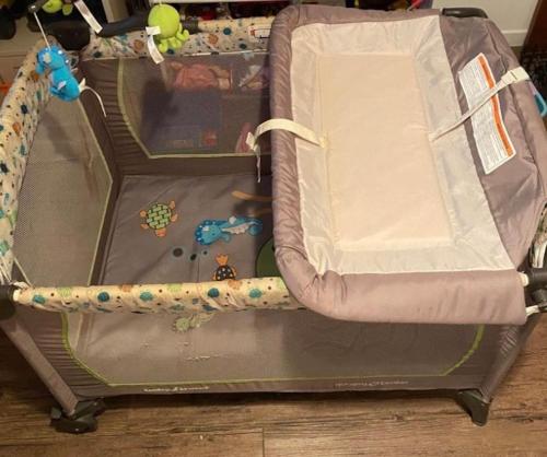 a baby car seat in a play room with a crib at Le Petit Saint-Joseph in Saint-Alexis-des-Monts