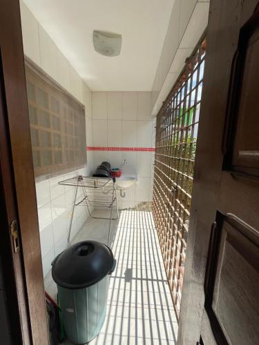 a small bathroom with a trash can in a room at Casa aconchegante em Bezerros- REI DAVID CONDOMÍNIO CLUBE in Bezerros