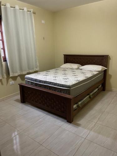 a bedroom with a bed in a room with a window at Casa aconchegante em Bezerros- REI DAVID CONDOMÍNIO CLUBE in Bezerros