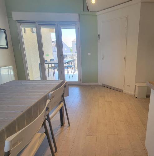 Beautiful T3 with balcony - near beach