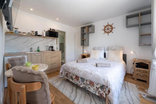 Llit o llits en una habitació de Chambre - Vue sur Alignements