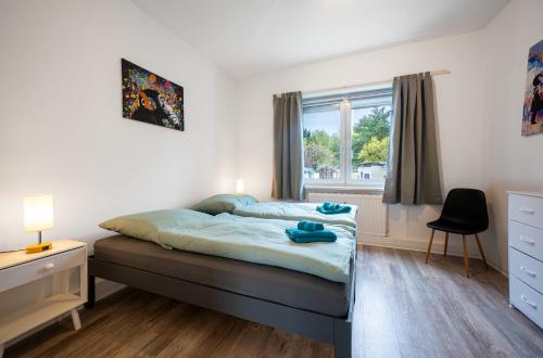 a bedroom with a large bed and a window at Zentrale Wohlfühlwohnung - Ideal für Ihren Urlaub oder die Geschäftsreise in Magdeburg