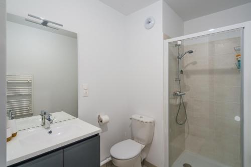 a bathroom with a toilet sink and a shower at Studio de la Plage des Dames - À 50 m de la plage in Douarnenez