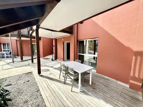 Cap d Agde 1 bedroom apartment swimming pool parking beach access, accès PMR