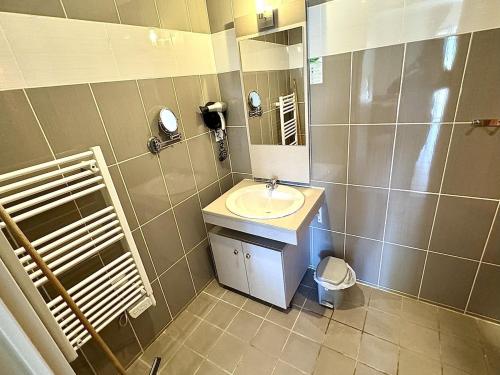 Cap d Agde 1 bedroom apartment swimming pool parking beach access, accès PMR