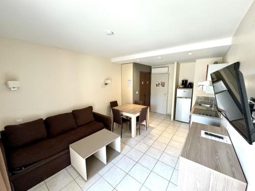 Cap d Agde 1 bedroom apartment swimming pool parking beach access, accès PMR
