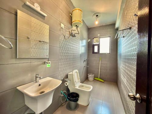 a bathroom with a sink and a toilet at Social Monkey Hostel Bir in Bīr
