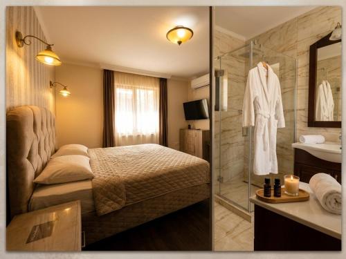 a hotel room with a bed and a shower at Villa DeaDorata in Oradea