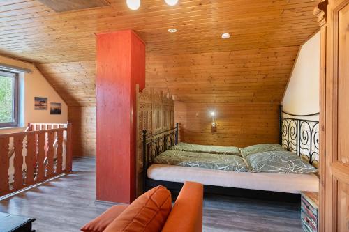 a bedroom with a bed in a wooden cabin at Toms Hütte in Udler