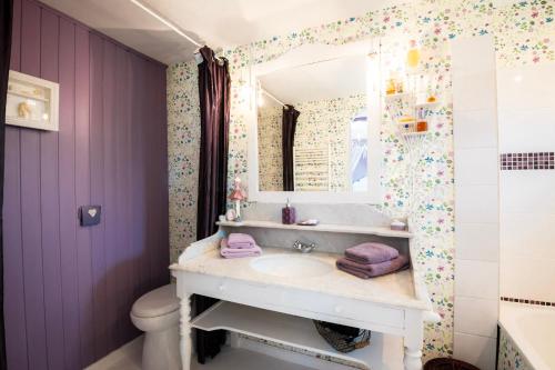 a bathroom with a sink and a mirror at Le chant des oiseaux in Ryes