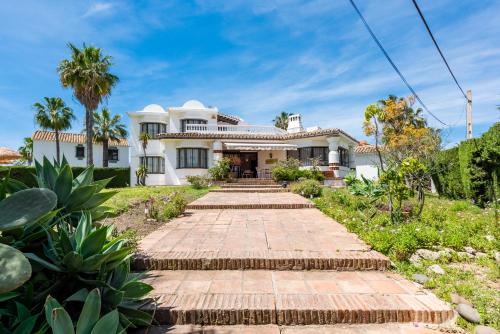 Sunlit 3 BDRM Coastal Villa w Pool and Sea View